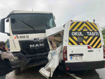 Yalova’da kamyon minibüsle çarpıştı: 3 yaralı