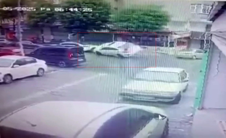 Esenyurt’ta direksiyon hakimiyetini kaybeden sürücü park halindeki 2 otomobilin üzerine çıktı