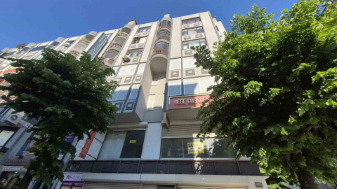 Avcılar’da binadan kopan beton parçaları bir kadının kafasına düştü