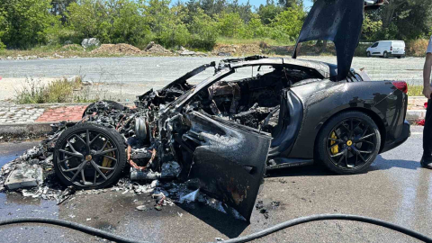 Eyüpsultan’da 20 milyon lira değerindeki lüks otomobil alev topuna döndü: O anlar kamerada