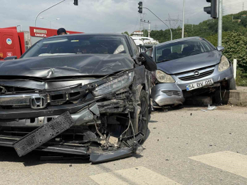 Sakarya’da otomobiller çarpıştı: 4 yaralı