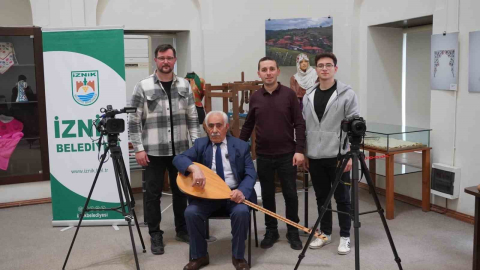 65 yıldır sazı ve kalemi elinde