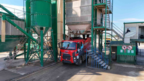 Büyükşehir, saatte 240 ton asfalt üretiyor