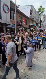 Bursa’da çekilişi duyan mağaza önüne koştu