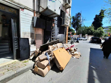 Fatih’te "kontrolsüz taşınma" kamerada: Eşyalarını 3. kattaki camdan böyle attı
