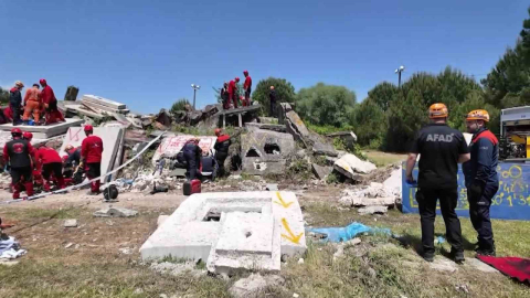 7.2’lik deprem senaryosu: 13 ilden destek ekip geldi