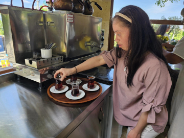 İsmi de, çalışanları da çok özel