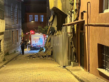 Fatih’te 2 katlı metruk bina çöktü