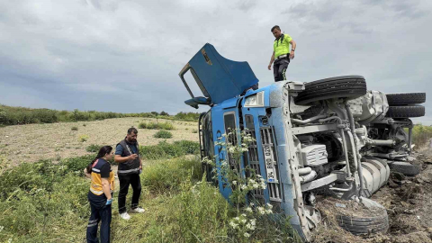Devrilen hafriyat kamyonunun içerisinde kurtarılmayı bekledi