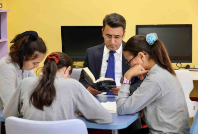 Vali Şefik Aygöl, öğrencilerle kitap okudu