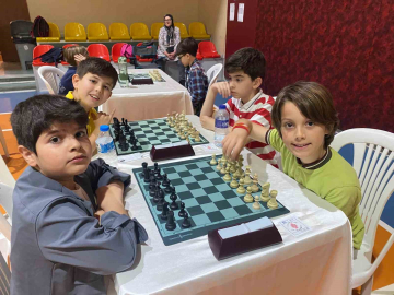 Ümraniye’de satranç heyecanı: Zeka ve strateji nefes kesti