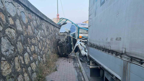 Korkulukları yıkan otomobil duvarda asılı kaldı, sürücü burnu bile kanamadan kurtuldu