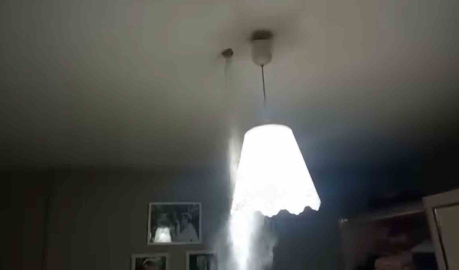 Korku evi...Abisini evden çıkarmak için tavanı böyle deldi