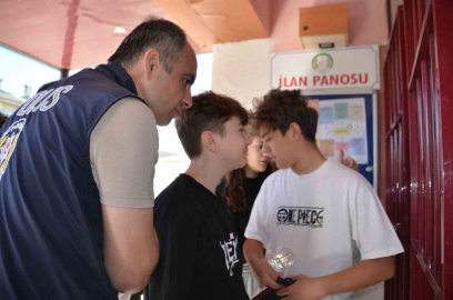 Sınav yerini karıştıran ortaokul öğrencisini motosikletiyle sınava yetiştirdi