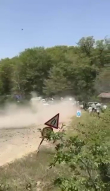 Ralli yarışında korku dolu anlar: Yarış aracı seyircilerin bulunduğıu bölgeye savruldu