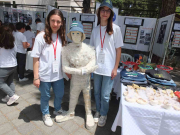 Burhaniyeli öğrenciler atık malzemelerden heykel yaptı