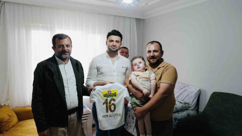 Enes Çelik’ten minik taraftara anlamlı ziyaret