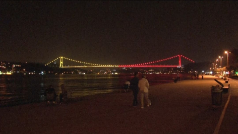 Fatih Sultan Mehmet Köprüsü "sarı-kırmızı" renklerle aydınlatıldı