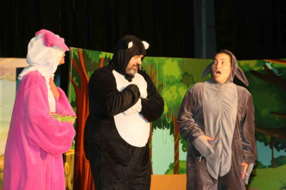 Körfez’de çocuklar "Kurnaz Kedi" ile doyasıya eğlendi