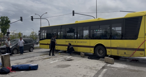 Dönüş yapan otobüsün altına giren motosikletli genç hayatını kaybetti