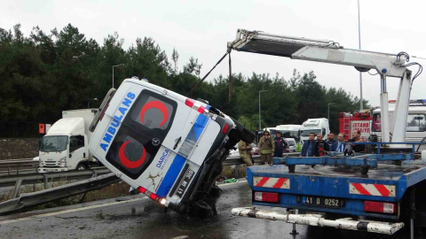 Tuzla’da hasta nakil ambulansı yan yattı: 3 yaralı