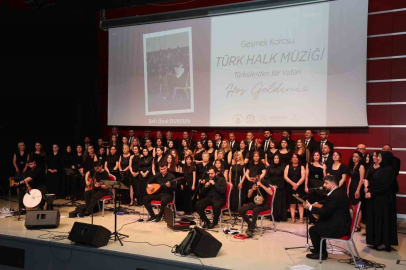 Türk halk müziği korosu dinleyenlerini adeta kültürel yolculuğa çıkardı