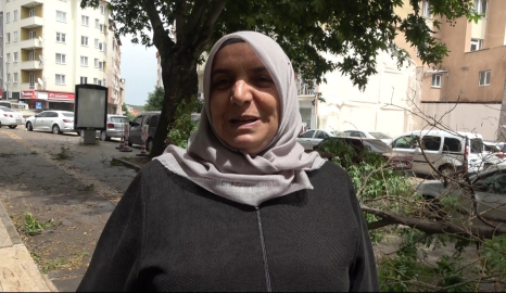 Bilecik’te yaşanan fırtınada üzerine ağaç dalı düşmesinden son anda kurtuldu