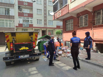 Esenler’de 4. kez temizlenen daireden 7 kamyon çöp çıktı