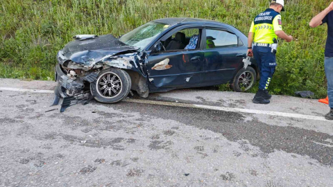 Bursa’da iki otomobil kafa kafaya çarpıştı: 3 yaralı