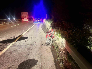 Kontrolden çıkan motosiklet refüje çarparken, sürücüsü ağır yaralandı