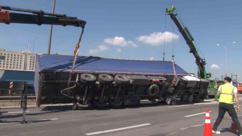 Pendik TEM Otoyolu’nda devrilen tır kaldırıldı