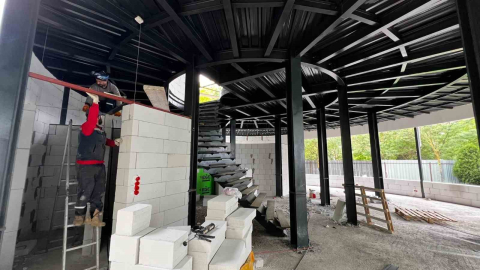 Deniz ve orman manzarası eşliğinde kitaplarını okuyacaklar