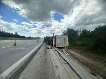 Edirne’de devrilen tırın sürücüsü yaralandı