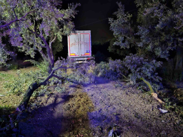 Tır otomobili biçti: 1 ölü, 1 yaralı