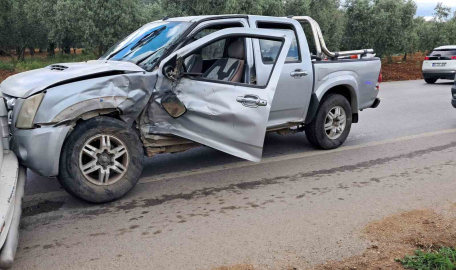 Minibüsle kamyonet çarpıştı: 2 yaralı