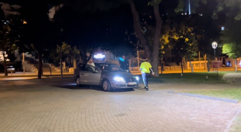 Uygulamayı görünce kaldırıma çıktı, yine kaçamadı