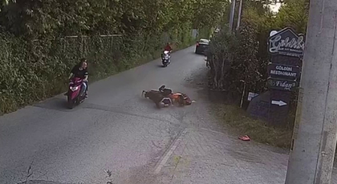 Kasksız sürüş canına mal oluyordu: O anlar kamerada
