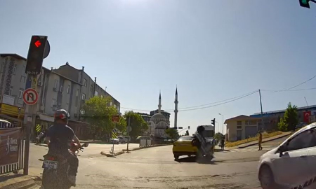 Şişli’de taksi ile çarpışan motosiklet sürücüsü yaralandı