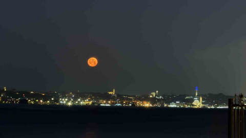 "Çilek Dolunayı" İstanbul Avrupa Yakası’ndan böyle görüntülendi