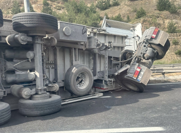 Bilecik’te kontrolden çıkan tırın dorsesi devrildi, sürücüsü yaralandı