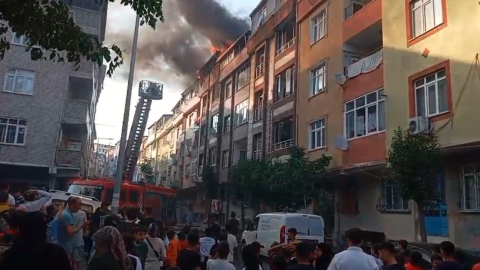 Sultangazi’de 4 katlı binanın çatısında yangın çıktı, alevler yan binalara sıçradı