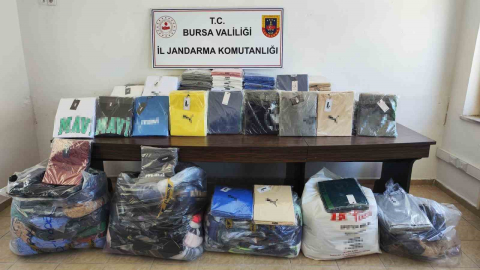 Bursa’da kaçak kıyafet taşıyan sürücü yakalandı