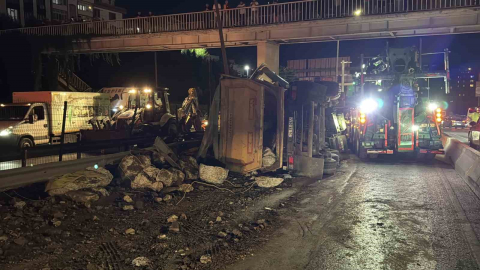 Kağıthane’de moloz yüklü hafriyat kamyonu devrildi: 1 yaralı