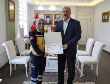 Boğazına mama kaçarak nefessiz kalan bebeğe telefonla müdahale