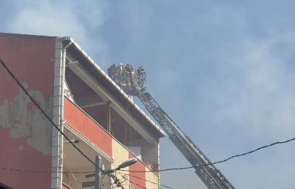 Avcılar’da bir binanın çatısında çıkan yangın 3 binaya sıçradı