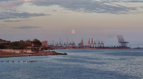 İstanbul’da dolunay Ambarlı limanıyla görüntülendi