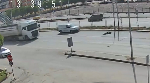 Bandırma’da kamyonun çarptığı yaşlı adam metrelerce savruldu