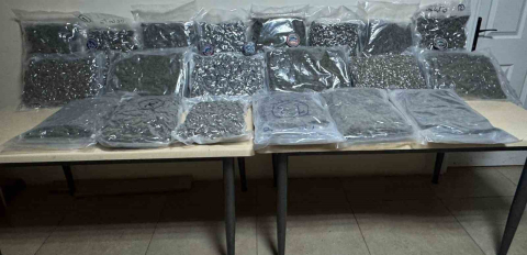 Beyoğlu’nda polisin ‘dur’ ihtarına uymayan motosikletli silahını çöpe sakladı: O anlar kamerada