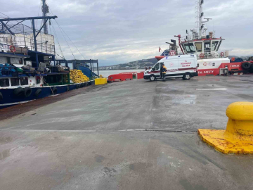 Çanakkale Boğazı’nda balıkçılar, denizde çırpınan bir kişiyi kurtardı
