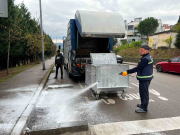 Çöp konteynerler yıkanarak dezenfekte ediliyor